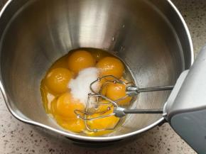 首先制作虎皮部分，准备8个蛋黄，蛋黄每个大概称了一下16-18克左右，有大有小，这个无所谓，不计较克数和大小，蛋黄放入细砂糖，打发蛋黄。