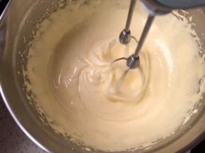 我用的博世打蛋器，大约打了4分钟，这样变蓬变白蛋黄糊稍微变的厚重了，就可以了。