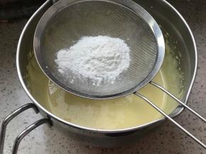 筛入玉米淀粉，搅拌均匀