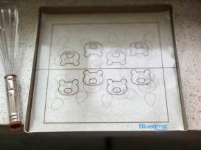 准备28×28的烤盘，铺油布或者硅胶垫