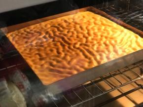 我烤箱温度还是非常准的，中层，上下200度，7分钟左右，每个人烤箱不同，可以随时打开烤箱门看虎皮上色，直到你觉得满意为止