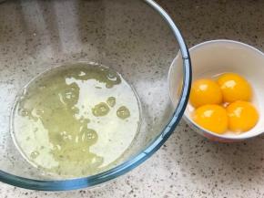 准备蛋糕卷部分，分离蛋白蛋黄，蛋白盆子无水无油