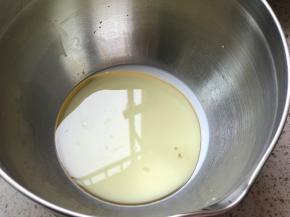 牛奶和玉米油混合，如果有香草精或者朗姆酒加几滴混合搅匀