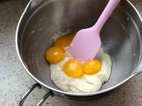 加入蛋黄搅匀