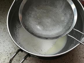 筛入低筋面粉，搅匀