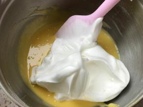 取三分之一蛋白加入蛋黄糊中翻拌搅匀