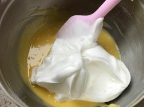 取三分之一蛋白加入蛋黄糊中翻拌搅匀