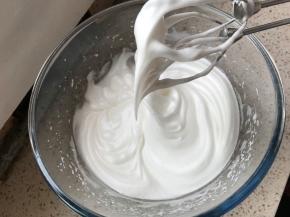 蛋白分三次加糖打发至湿性发泡