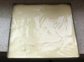 烤盘铺硅胶垫或者油布，倒入面糊