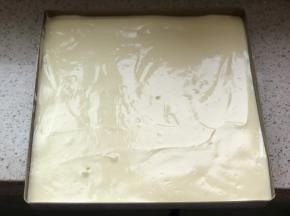 烤盘铺硅胶垫或者油布，倒入面糊