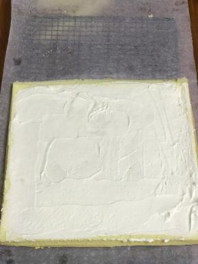 蛋糕卷凉透后，抹一半的奶油均匀涂抹，尾端切一个斜面收口比较好看