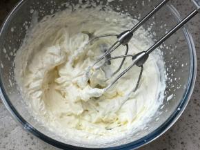 奶油120克加糖10克，打发，这里的淡奶油就是为了涂抹起到卷起蛋糕卷的粘合作用，如果你喜欢吃奶油，可以加量，我觉得蛋糕卷口味非常好，不喜欢加更多的奶油