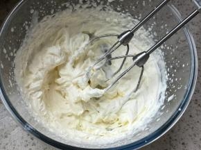 奶油120克加糖10克，打发，这里的淡奶油就是为了涂抹起到卷起蛋糕卷的粘合作用，如果你喜欢吃奶油，可以加量，我觉得蛋糕卷口味非常好，不喜欢加更多的奶油