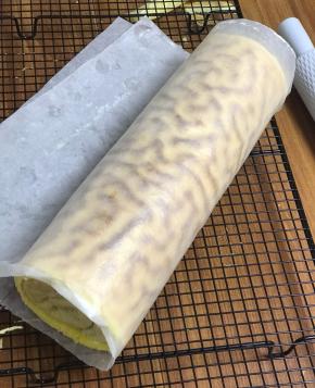 卷好后，放入冰箱冷藏2个小时，口感更好