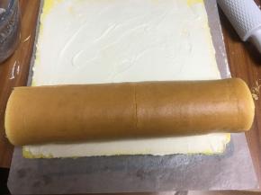 再把虎皮涂抹剩下一半的奶油，把蛋糕卷包裹卷起来，中间的裂纹是我拿取蛋糕卷不小心把表面弄个裂纹，里面没有断裂，不过不影响