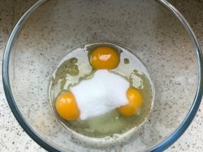 准备3个鸡蛋加入糖