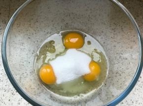 准备3个鸡蛋加入糖
