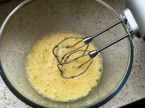 打散即可，不需要打发，不喜欢蛋腥味加一些香草精或者吉士粉