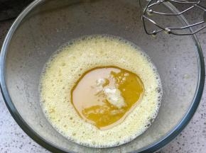 加入玉米油或者黄油，搅匀