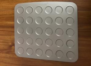 准备这种还有小凹槽的曲奇烤盘，也或者直接挤在硅胶垫上也行