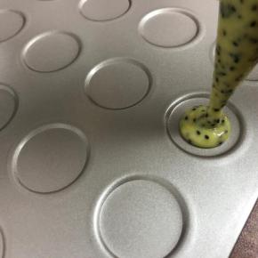 挤在烤盘上，挤到距离边缘还有两三毫米的时候停下，因为还会流动到边缘