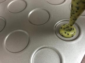 挤在烤盘上，挤到距离边缘还有两三毫米的时候停下，因为还会流动到边缘
