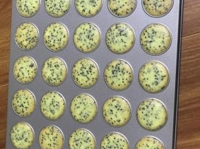 160度烤16分钟左右，根据自己烤箱来调整，自己观察上色