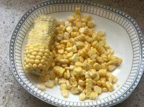 把玉米粒刨下来