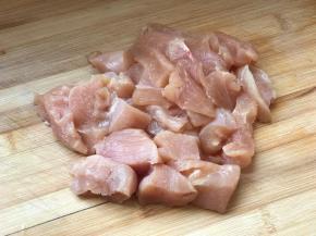 鸡胸肉把表面的筋膜之类的去掉，切成小块