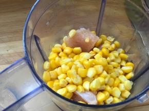 料理机中放水或者蛋清，我个人不喜欢蛋清腥味，放的水，再把鸡肉和玉米粒放进去，搅打