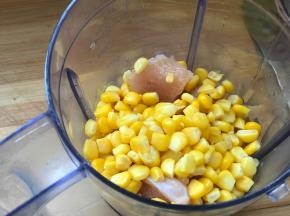 料理机中放水或者蛋清，我个人不喜欢蛋清腥味，放的水，再把鸡肉和玉米粒放进去，搅打