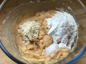 放鸡粉，盐2克，玉米淀粉，搅匀，小孩吃盐和鸡粉都可以不加