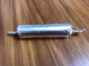 慢慢往里捏紧，然后相反的方向拧紧，这样肠身自动就圆滚滚