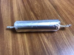 慢慢往里捏紧，然后相反的方向拧紧，这样肠身自动就圆滚滚