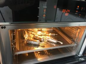 放入肠，蒸15分钟，关掉烤箱，再闷两分钟