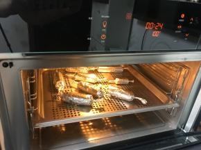 放入肠，蒸15分钟，关掉烤箱，再闷两分钟