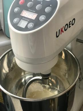 把水油皮材料放进厨师机中，3档揉5分钟左右