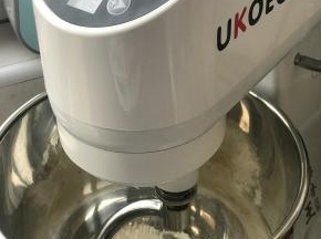 把水油皮材料放进厨师机中，3档揉5分钟左右