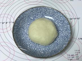 揉至光滑盖保鲜膜醒面20分钟