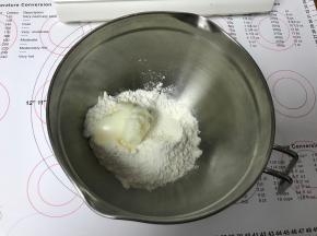 准备油酥面团材料