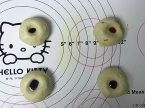 4个面团分别挤上色素