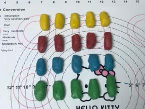 油酥每个颜色分成5个，搓成均匀的小圆柱体