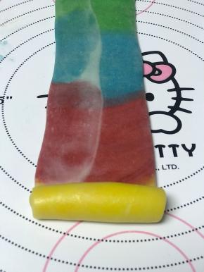 卷起来，从哪边卷起，就意味着，哪边的颜色是酥的中心点