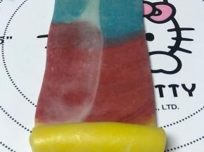 卷起来，从哪边卷起，就意味着，哪边的颜色是酥的中心点