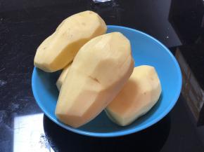 4个土豆约1000克，削皮