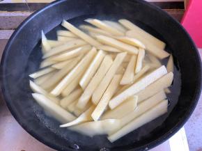 水开后煮六分钟左右，如果是面土豆，减少时间，根据切的大小调整煮的时间