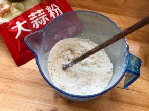 放大蒜粉，鸡粉，盐，土豆淀粉搅匀备用