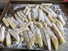 筛到土豆条上，均匀裹好，冷冻土豆条一个小时