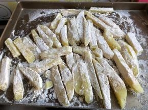 筛到土豆条上，均匀裹好，冷冻土豆条一个小时