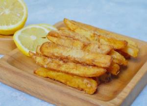 出锅，加了蒜粉的炸薯条，味道非常好